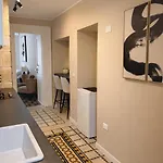 Landlord 71 - Private Balcony