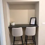 Landlord 71 - Private Balcony