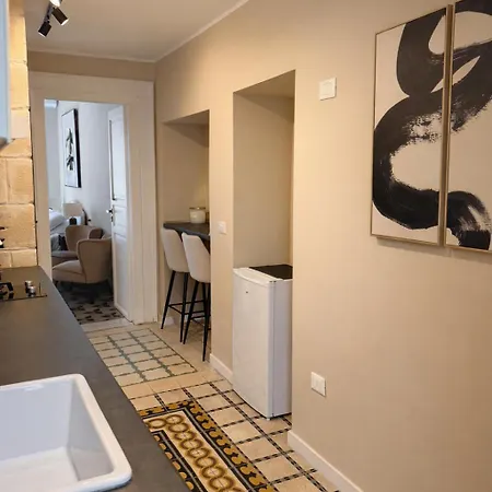 Landlord 71 - Private Balcony