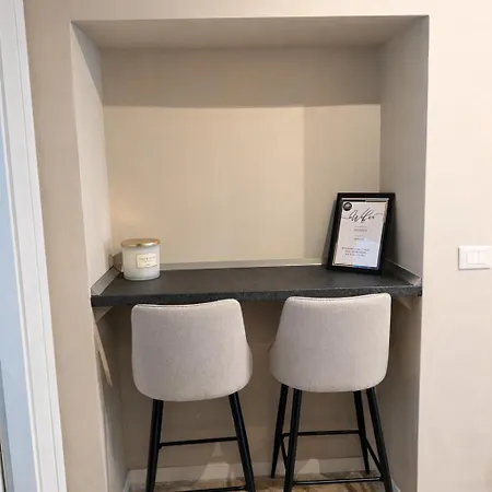 Landlord 71 - Private Balcony
