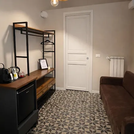 Landlord 71 - Private Balcony