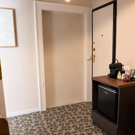 Landlord 71 - Private Balcony * Bari