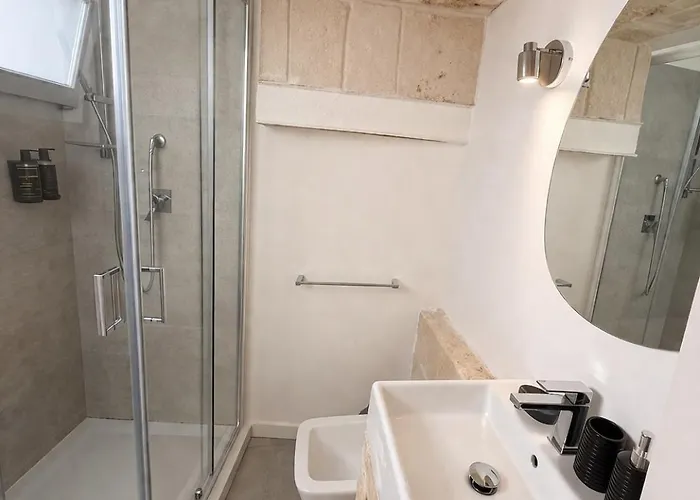 Landlord - Private Balcony *